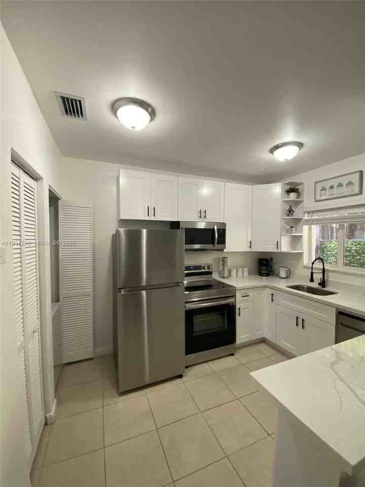 1042 Nw 2nd St #1042 - Photo 5 of 8