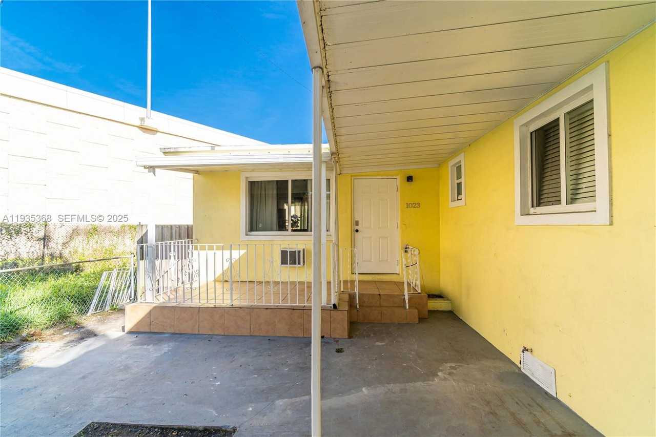 1021 Nw 23rd Ave #1023 - Photo 2 of 8