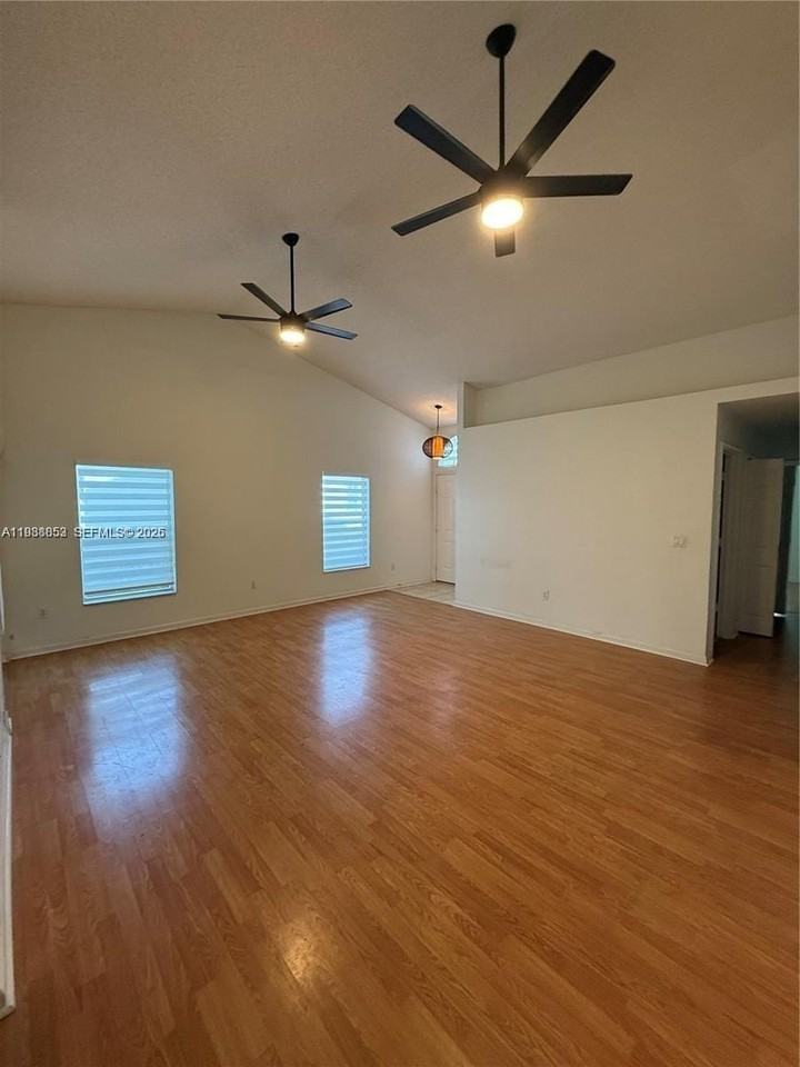 540 Se 21st Ln #540 - Photo 2 of 14