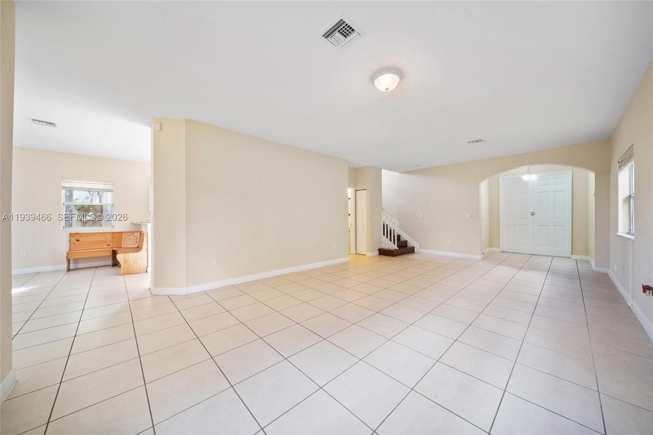 3641 Ne 4th St - Photo 5 of 29