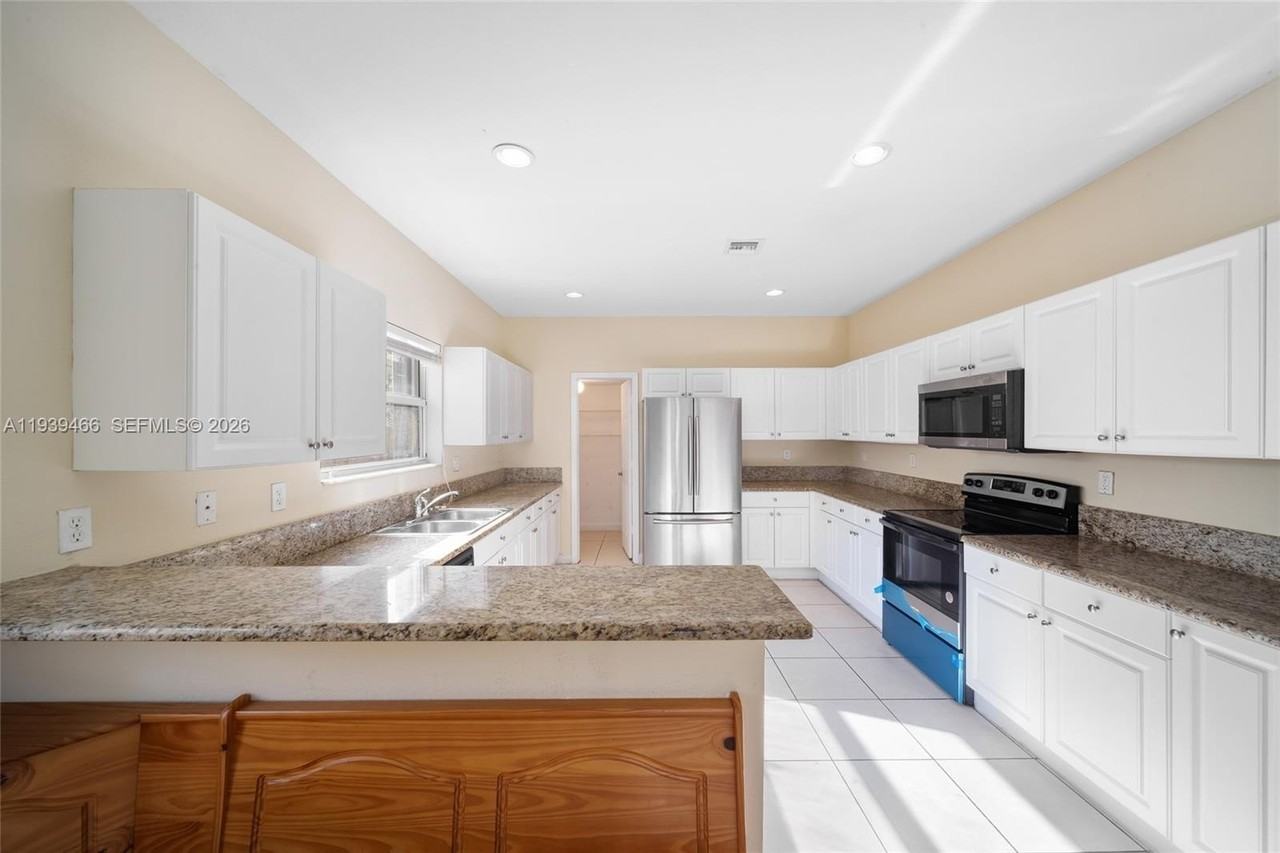 3641 Ne 4th St - Photo 6 of 29