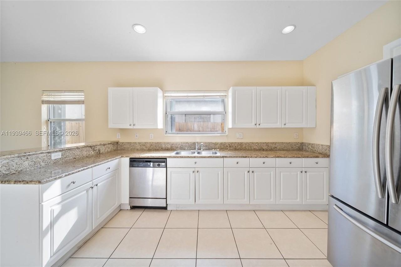 3641 Ne 4th St - Photo 7 of 29