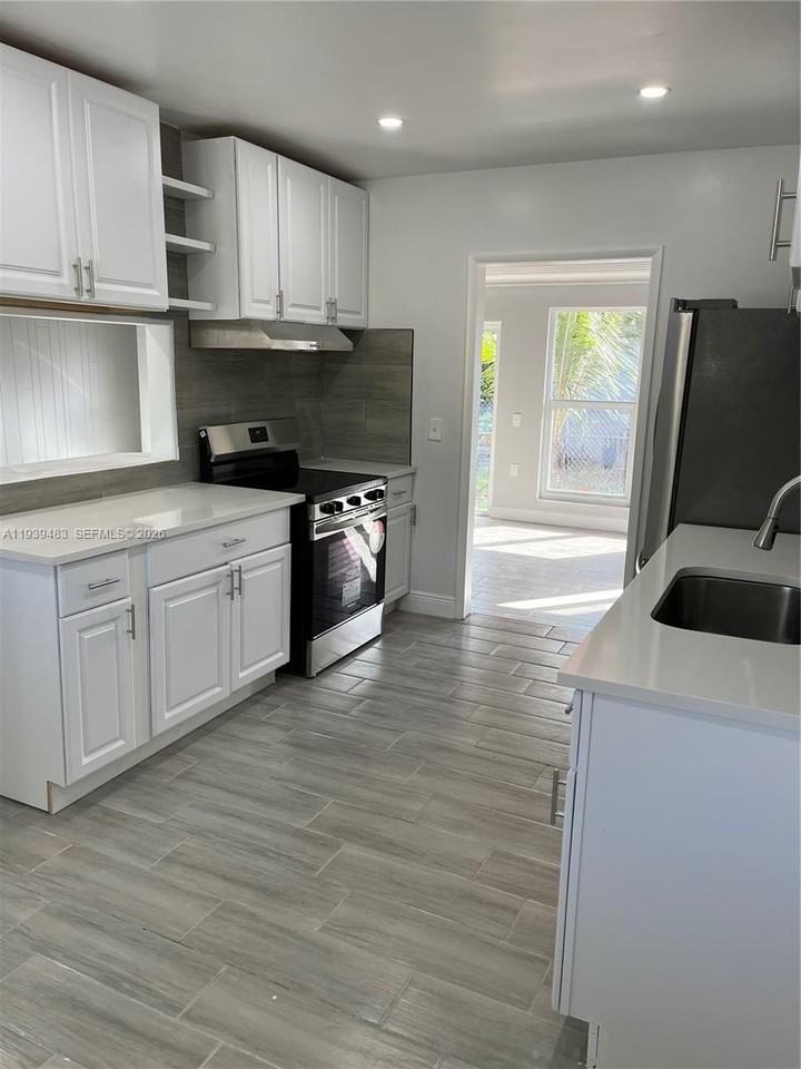 1386 Nw 38th St #1 - Photo 4 of 6