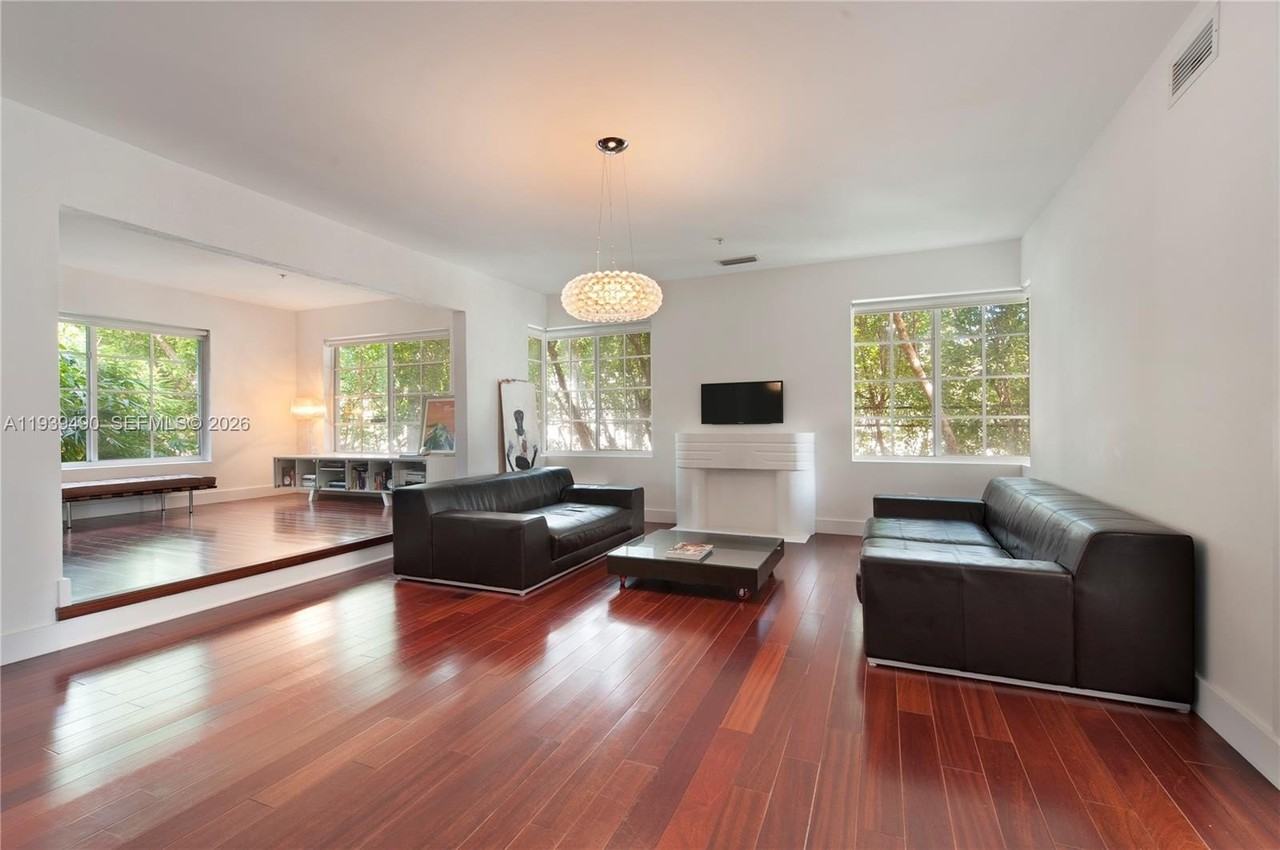 1025 Michigan Ave #2C - Photo 3 of 11