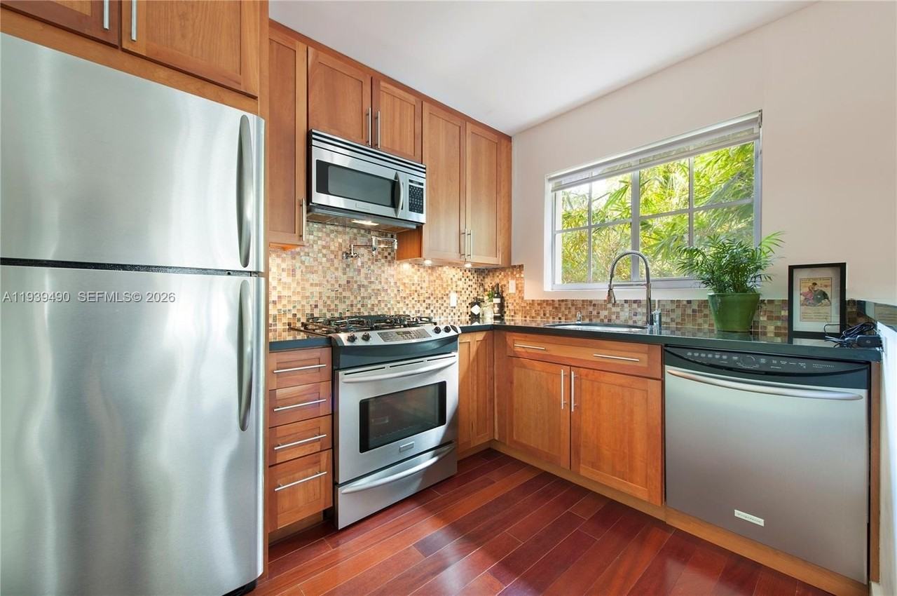 1025 Michigan Ave #2C - Photo 6 of 11