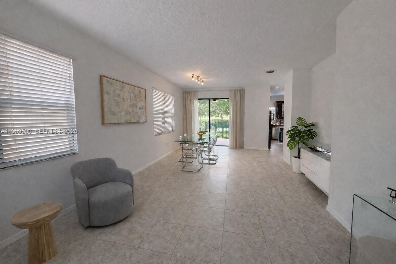 909 Ne 193rd Ter #909 - Photo 4 of 21