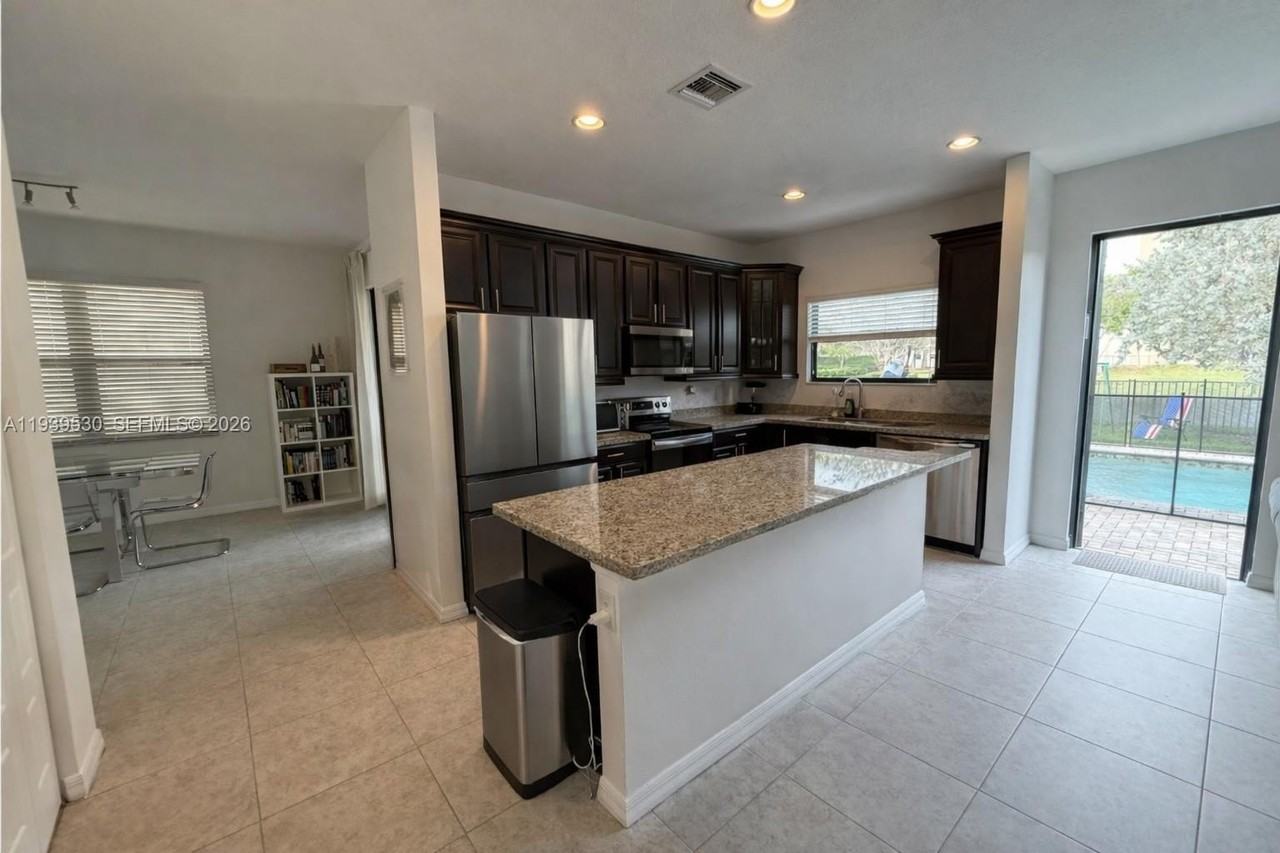 909 Ne 193rd Ter #909 - Photo 5 of 21