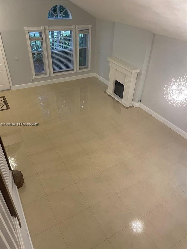 1552 Nw 135th Ave - Photo 4 of 36