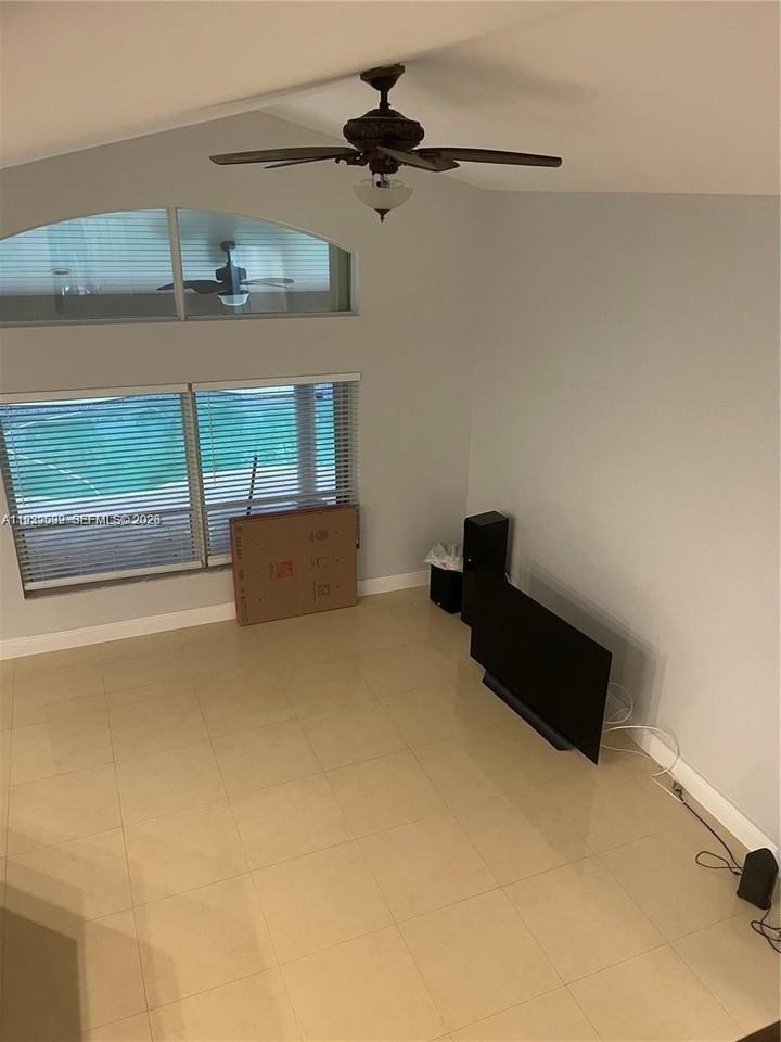 1552 Nw 135th Ave - Photo 5 of 36