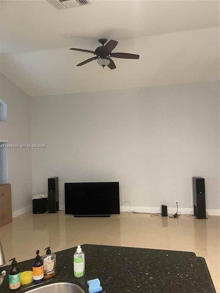 1552 Nw 135th Ave - Photo 6 of 36