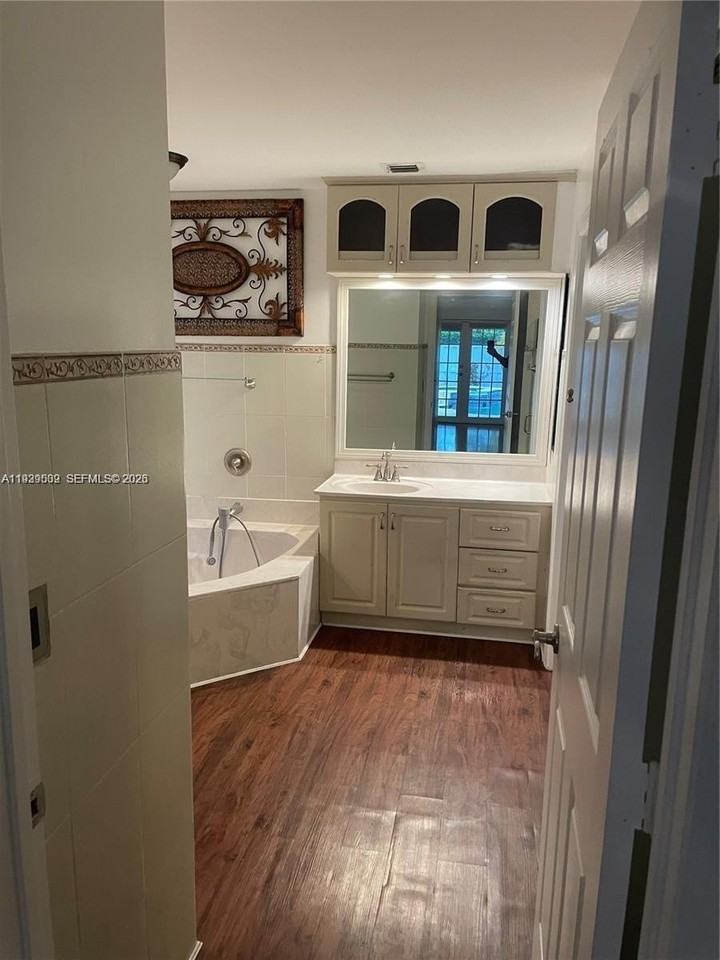 1552 Nw 135th Ave - Photo 6 of 36