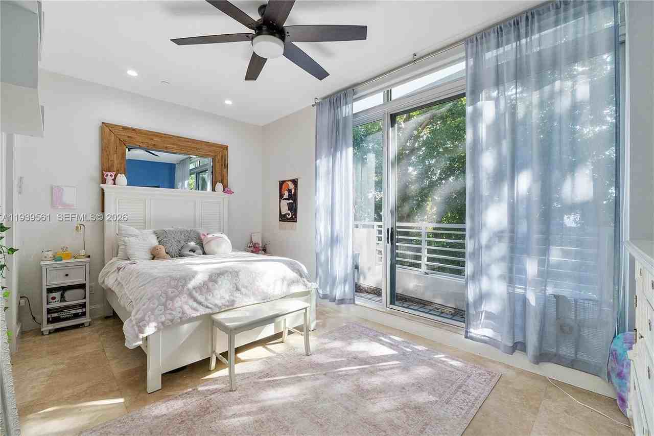 3266 Ne 15th St - Photo 2 of 48