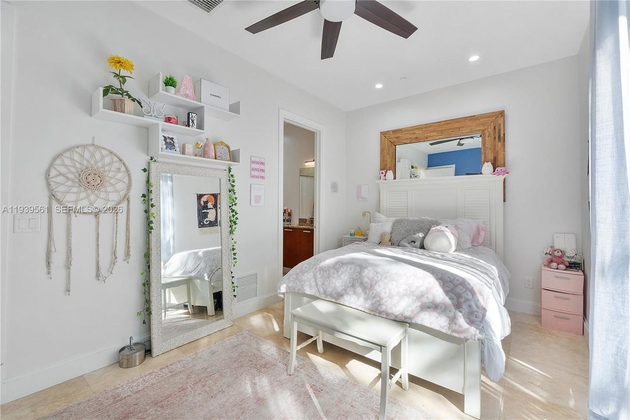 3266 Ne 15th St - Photo 3 of 48