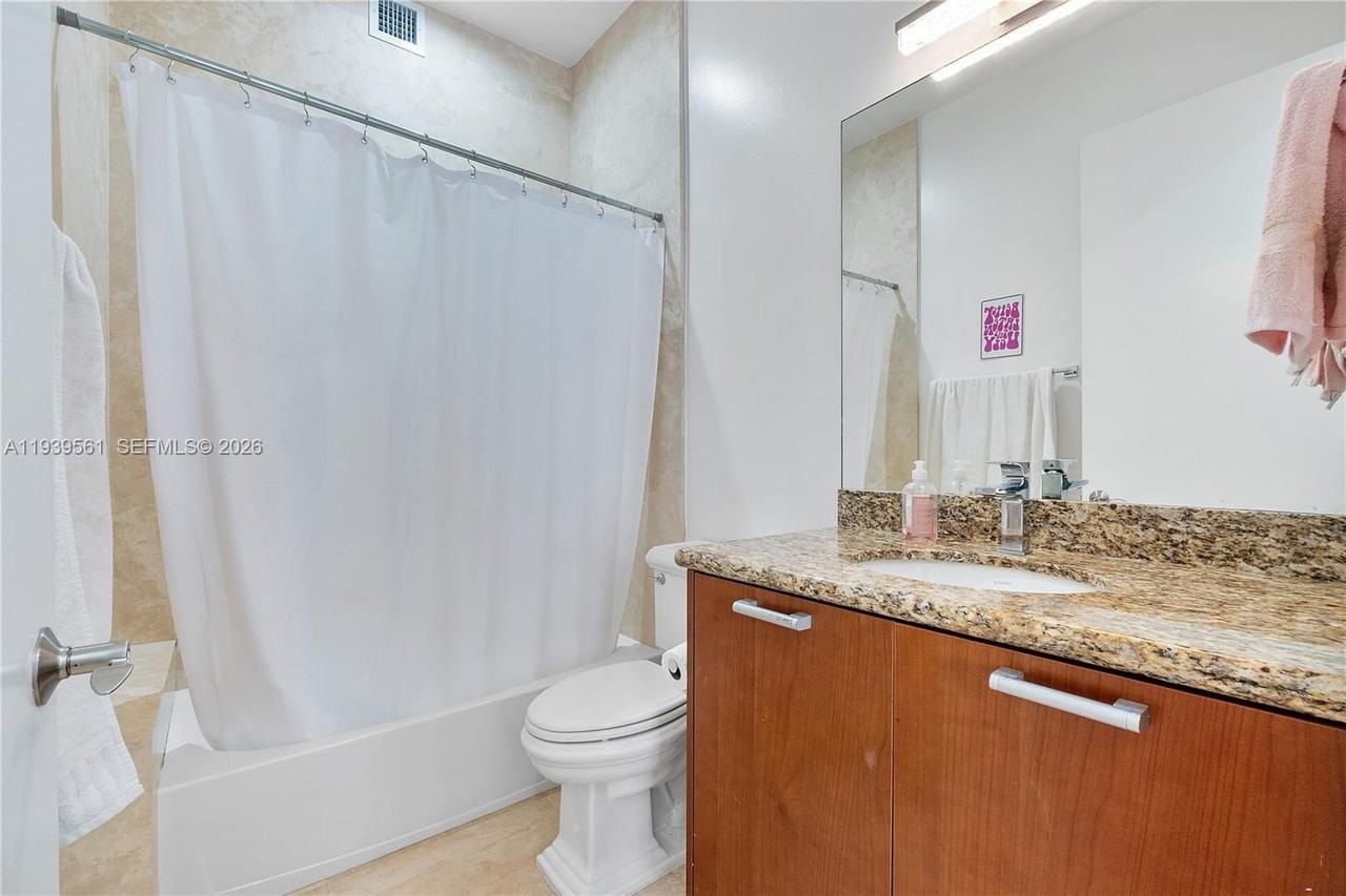 3266 Ne 15th St - Photo 4 of 48