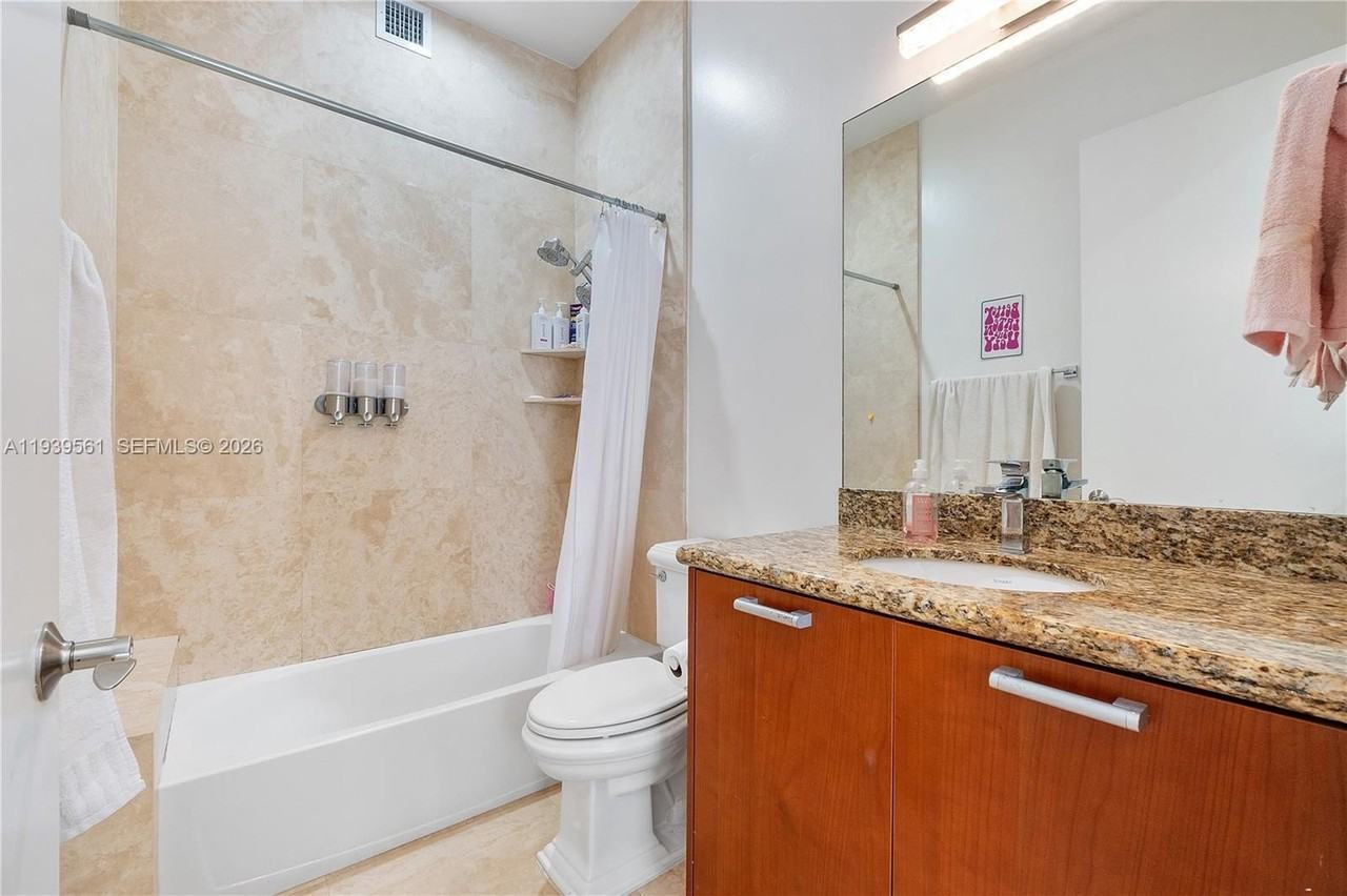 3266 Ne 15th St - Photo 5 of 48