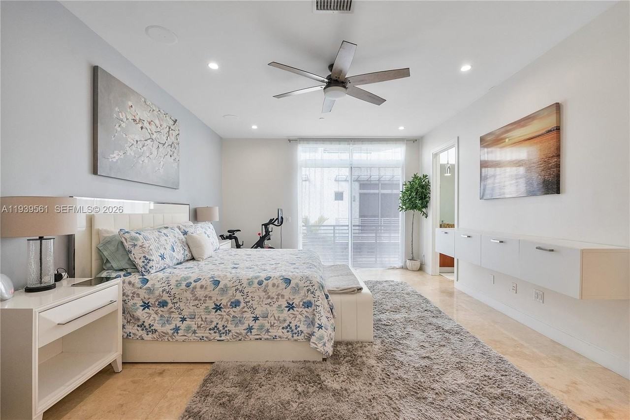 3266 Ne 15th St - Photo 7 of 48