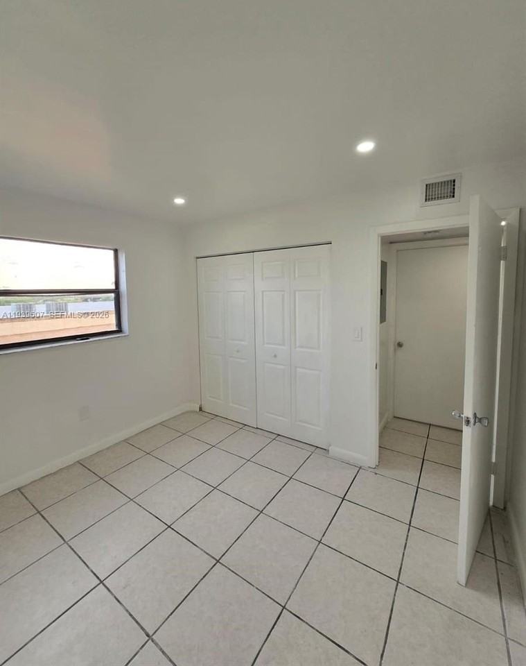 2727 Nw 17th Ter #404 - Photo 3 of 8