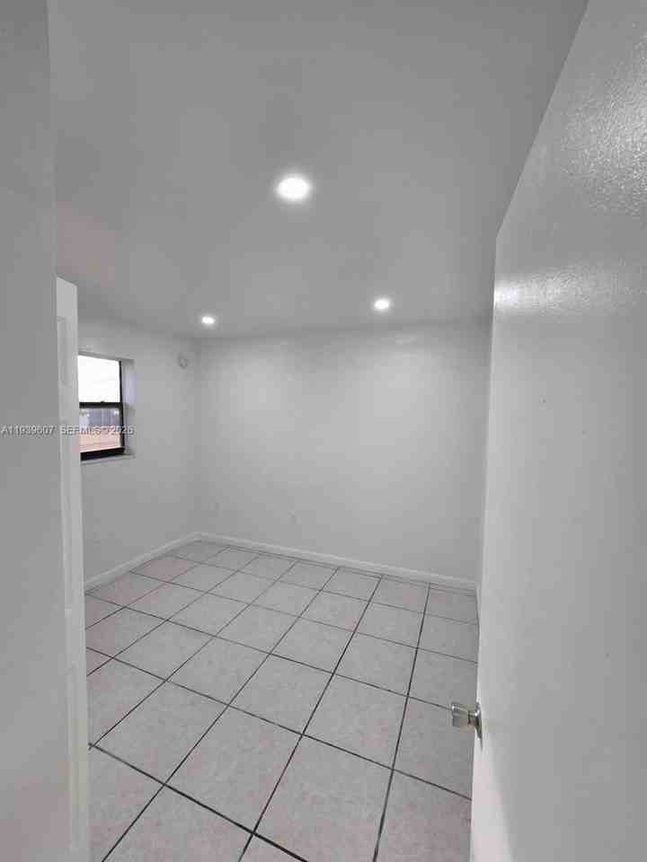 2727 Nw 17th Ter #404 - Photo 4 of 8