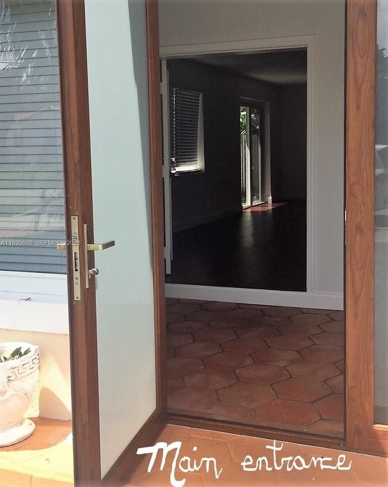 1527 Adams St #1 - Photo 3 of 12