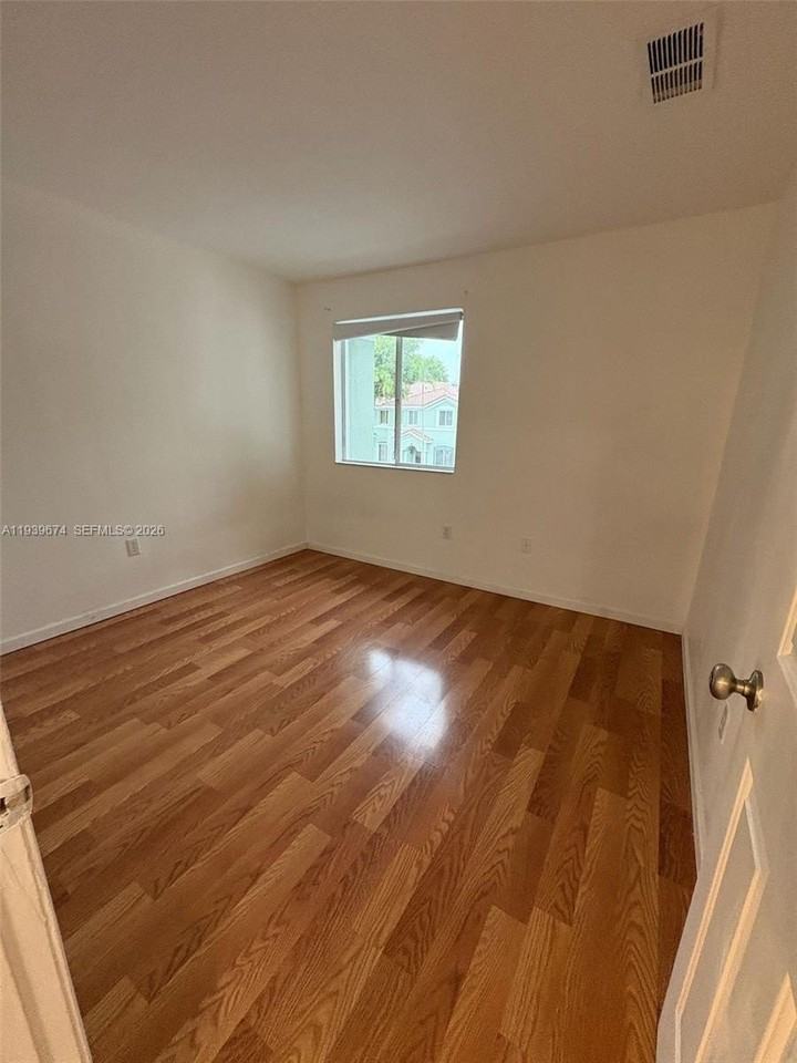 2615 Se 14th Ave #2615 - Photo 4 of 20