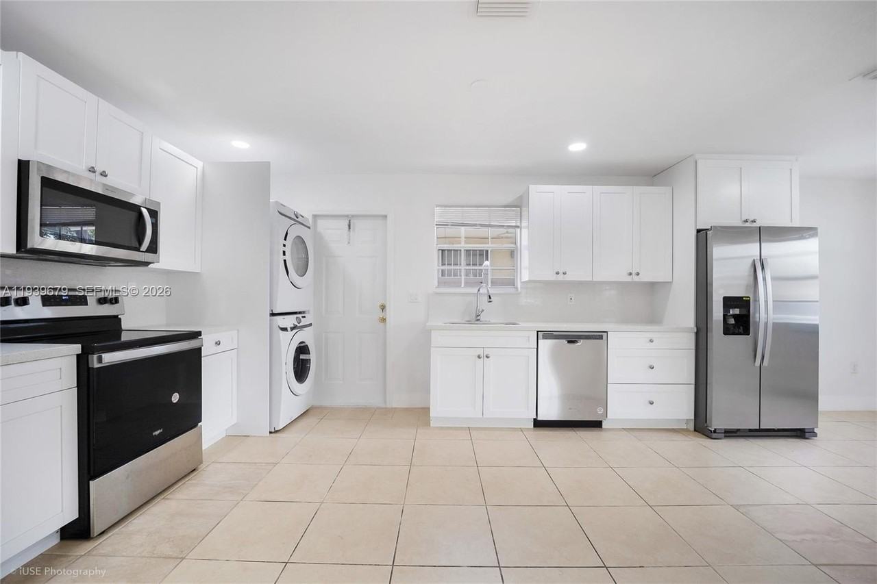 3653 Sw 27th St - Photo 2 of 9