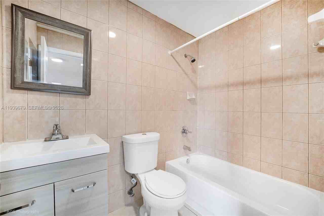 3653 Sw 27th St - Photo 3 of 9