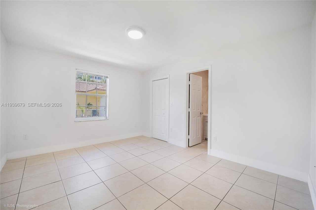 3653 Sw 27th St - Photo 5 of 9