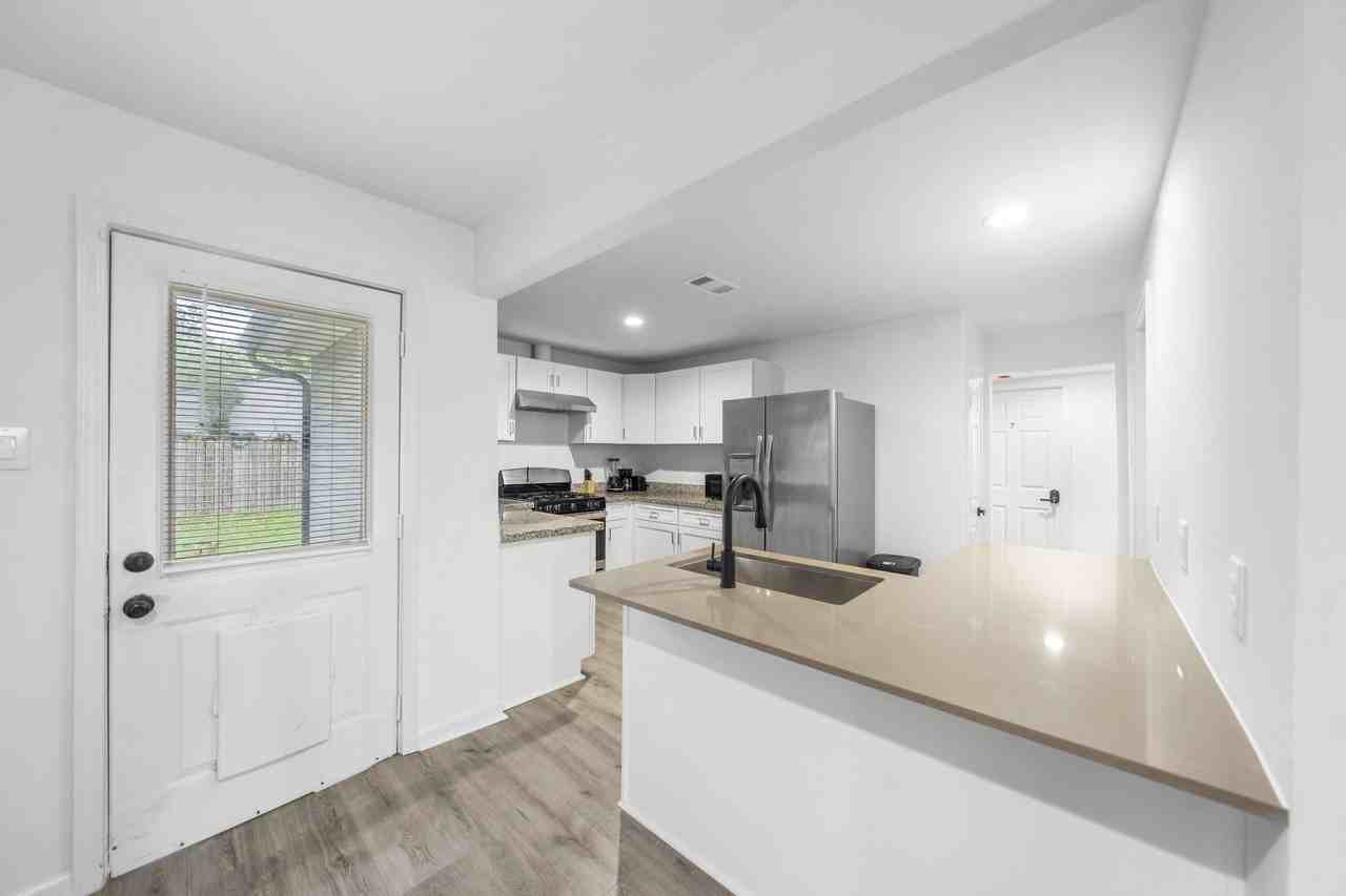 Lyndhurst Dr - Photo 4 of 10