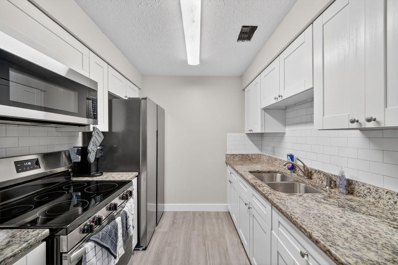 Phillips St - Photo 4 of 8