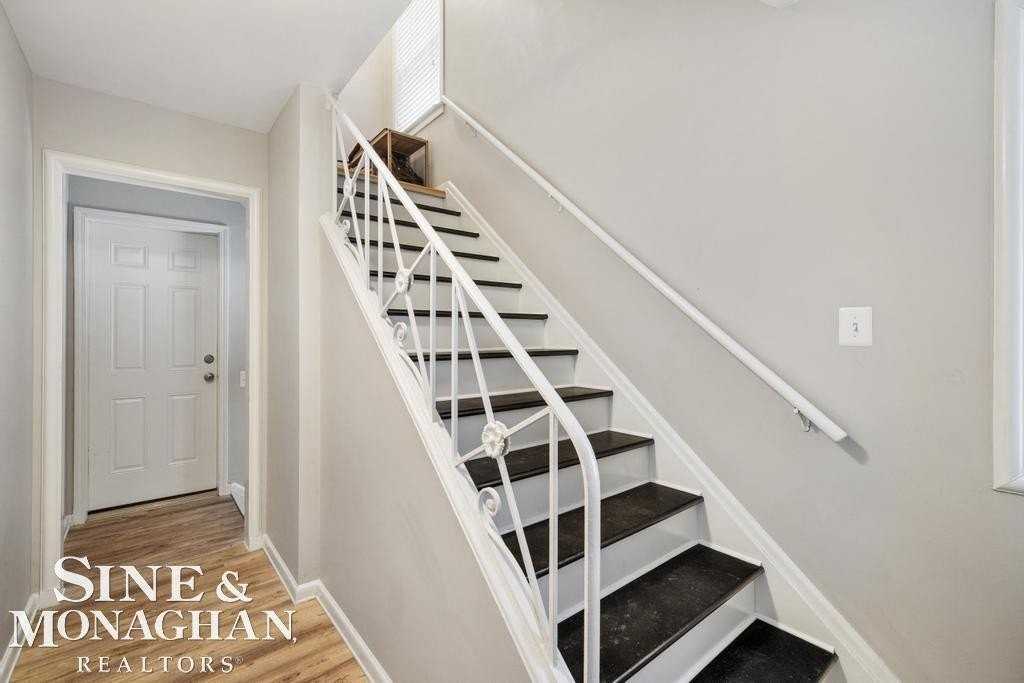 835 Harcourt Rd - Photo 3 of 41