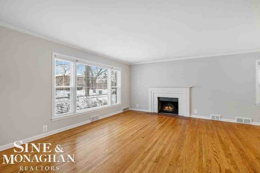 835 Harcourt Rd - Photo 5 of 41