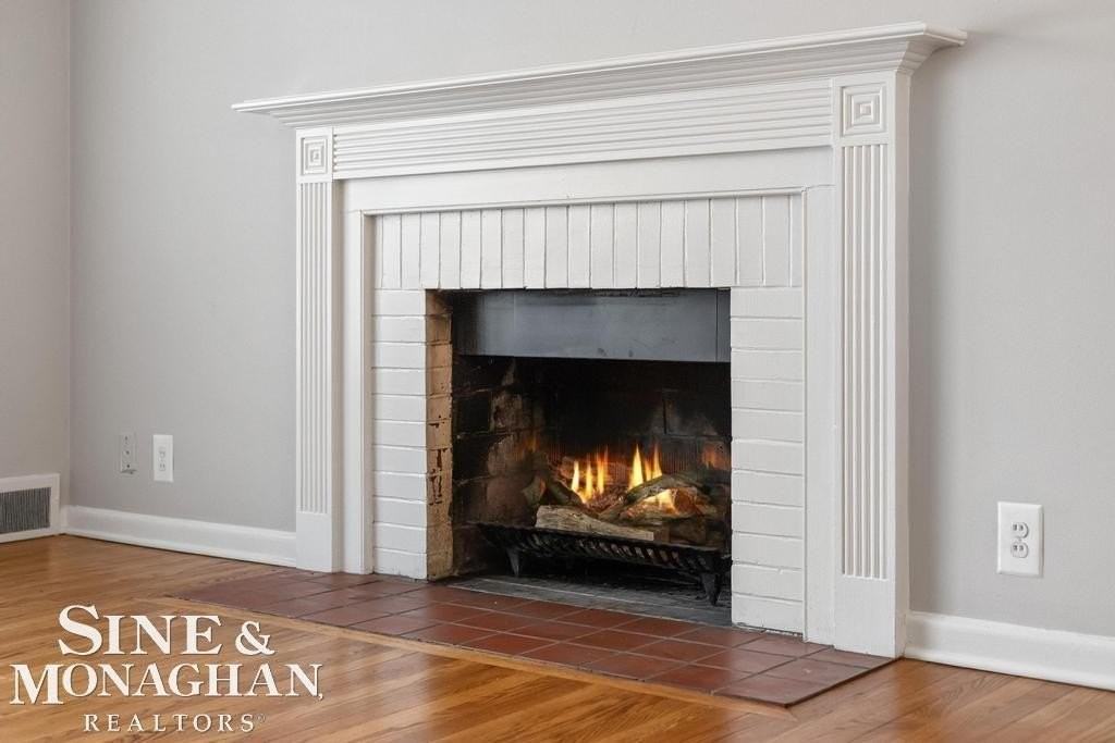 835 Harcourt Rd - Photo 6 of 41