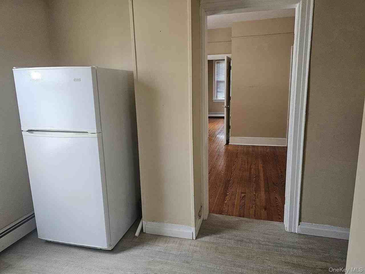 556 Broadway Apt 4 #4 - Photo 4 of 8