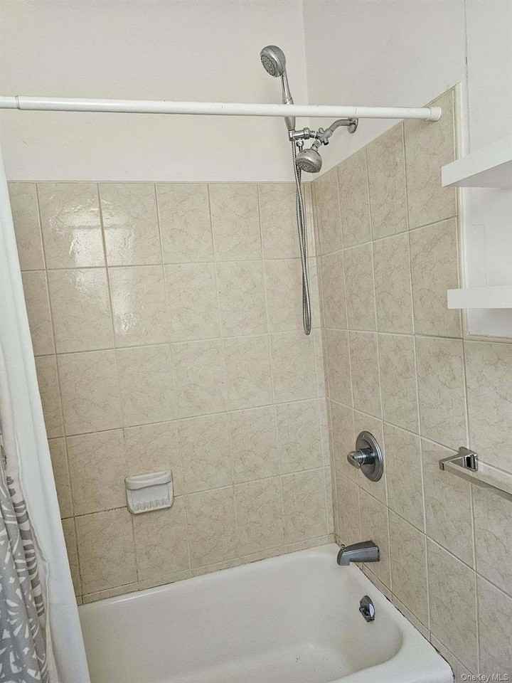 556 Broadway Apt 4 #4 - Photo 5 of 8