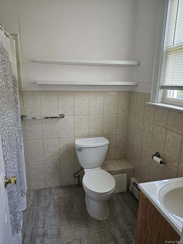 556 Broadway Apt 4 #4 - Photo 6 of 8