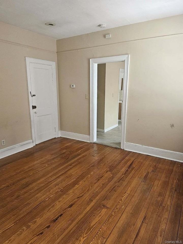 556 Broadway Apt 4 #4 - Photo 7 of 8