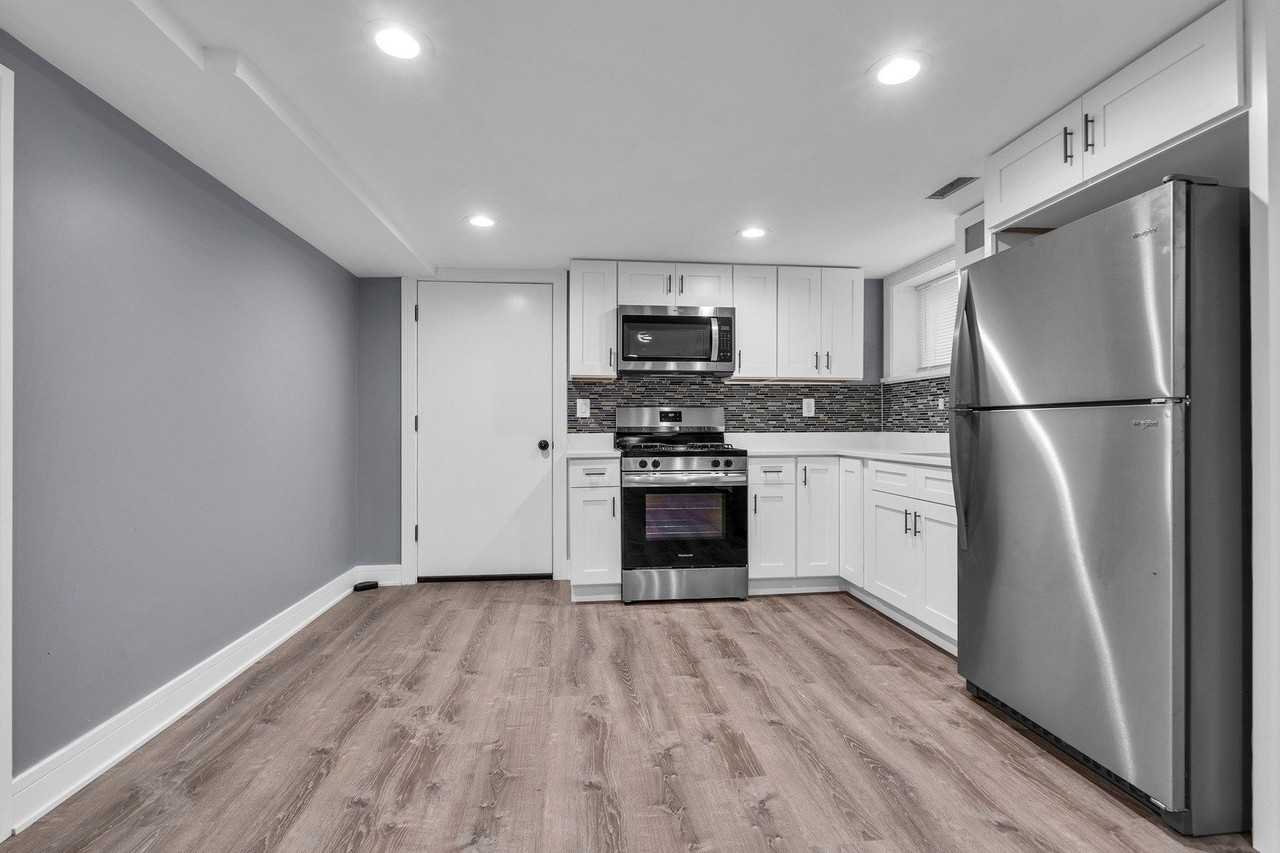 2424 W Hollywood Ave Apt 3 #3 - Photo 4 of 20