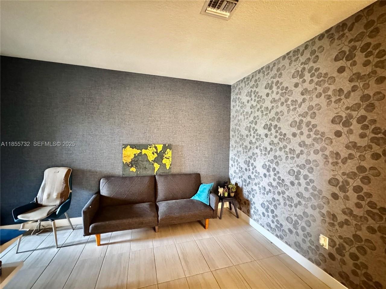 7924 Northwest 105th Avenue - Photo 5 of 20