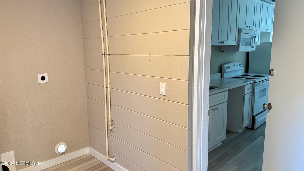 696 Kestner Rd - Photo 7 of 18