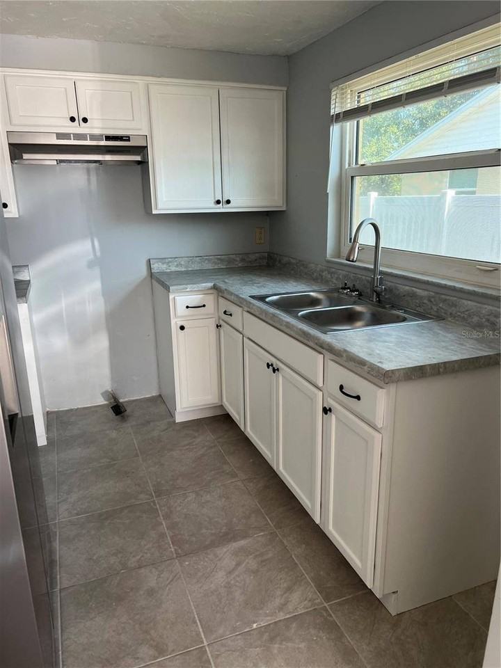 2717 25th St - Photo 3 of 9