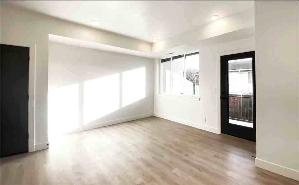 2055 S Main St - Photo 3 of 27