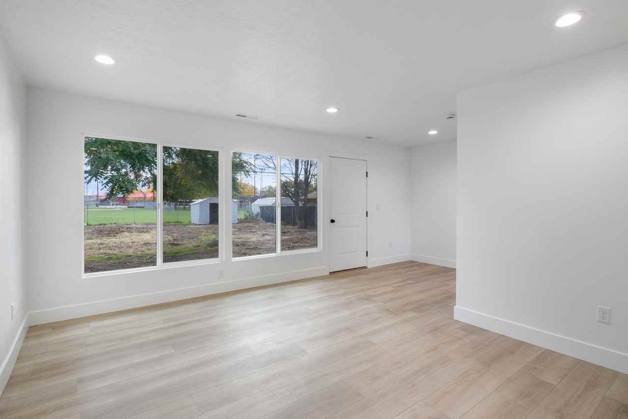 225 Ws - Photo 3 of 17