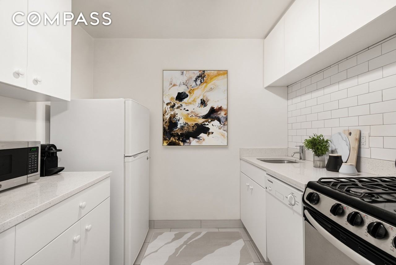 211 E 53rd St #8F - Photo 5 of 8