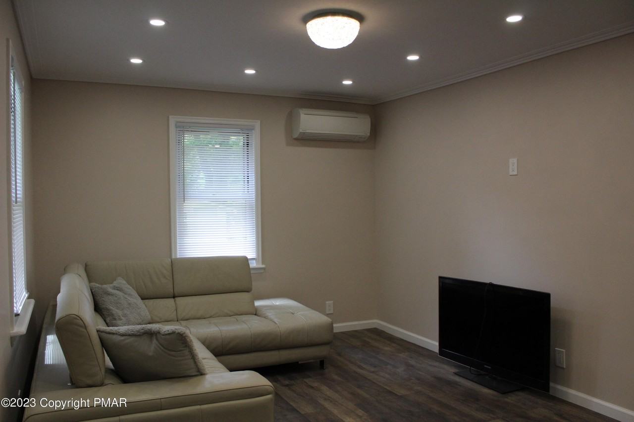 235 Drake St - Photo 6 of 23