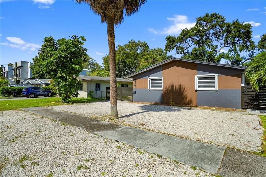 827 Sw 29th St #1 - Photo 2 of 42