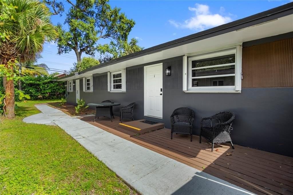 827 Sw 29th St #1 - Photo 6 of 42