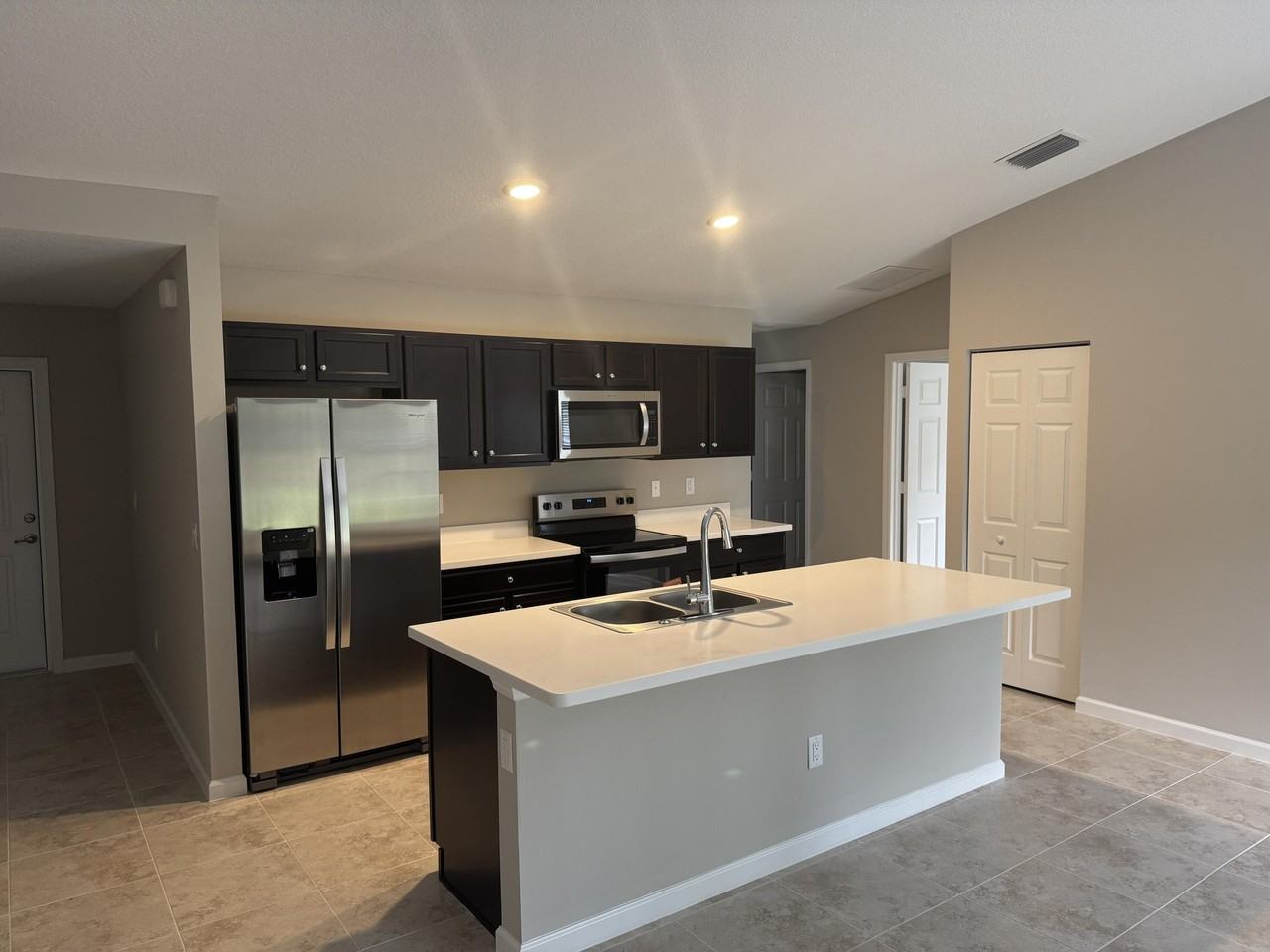 1090 Sw Estaugh Ave - Photo 2 of 6