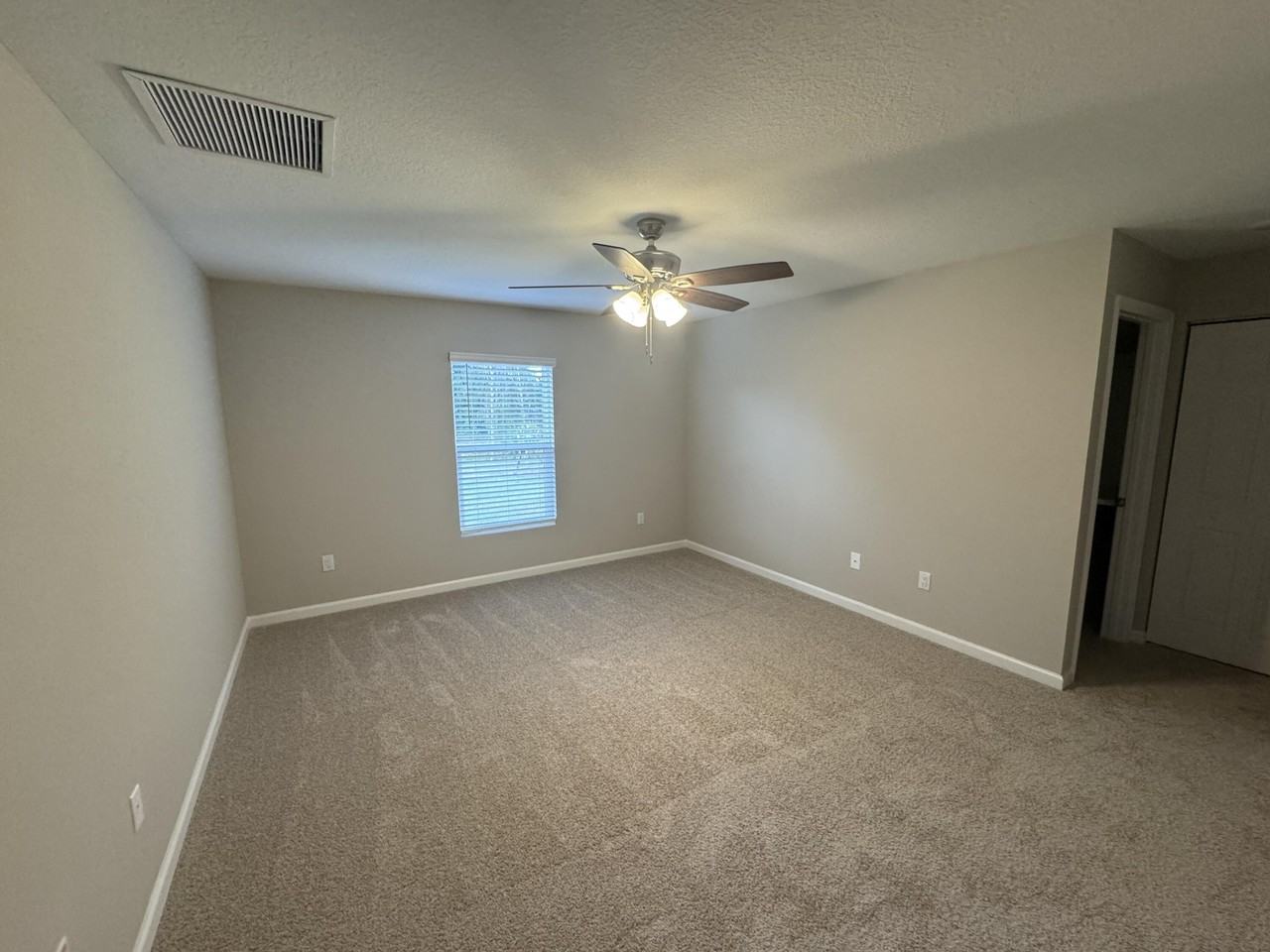 1090 Sw Estaugh Ave - Photo 3 of 6