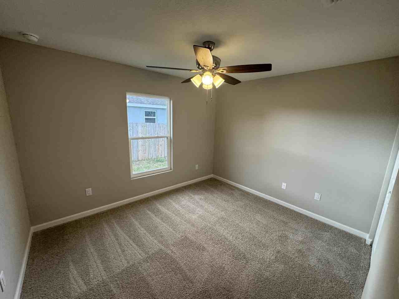 1090 Sw Estaugh Ave - Photo 6 of 6