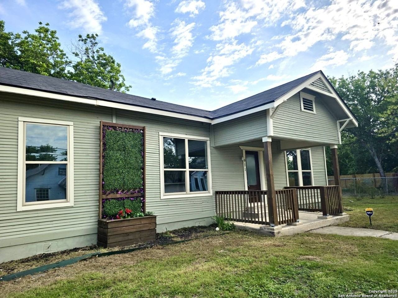 911 Florida St - Photo 2 of 20